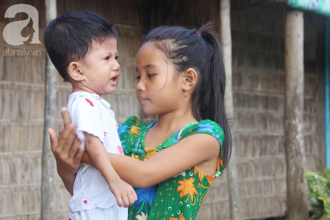 Lời khẩn cầu của người mẹ ôm con gái 2 tuổi bị hở van tim, chỉ nặng 6 ký mà không có tiền chạy chữa