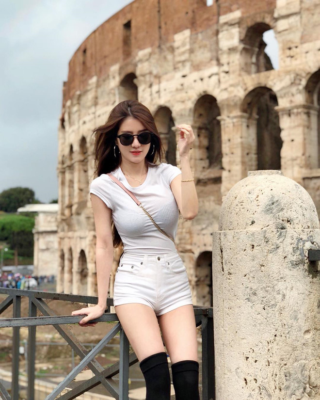 Vẻ gợi cảm của hot girl Malaysia có 1,5 triệu fan trên mạng