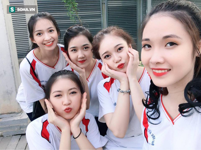 Mẫu ảnh nổi lên từ bức hình 5 nữ sinh: Tôi từng bị gạ đi chơi với những mức giá trên trời