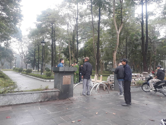 Truy tìm người liên quan vụ cô gái tử vong trong tình trạng bán khỏa thân ở vườn hoa