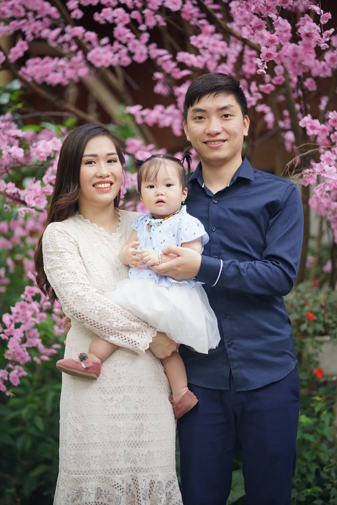 Mẹ trẻ khoe clip con gái dễ thương và hiếu động, cư dân mạng lại chú ý đến người chồng tháo vát chăm con chẳng kém gì hội chị em