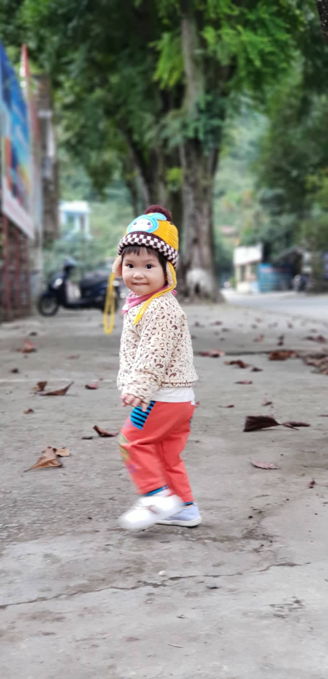 Mẹ trẻ khoe clip con gái dễ thương và hiếu động, cư dân mạng lại chú ý đến người chồng tháo vát chăm con chẳng kém gì hội chị em