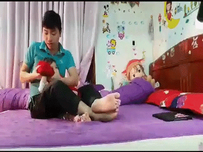 Mẹ trẻ khoe clip con gái dễ thương và hiếu động, cư dân mạng lại chú ý đến người chồng tháo vát chăm con chẳng kém gì hội chị em