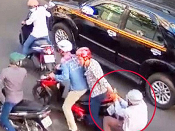Tên cướp táo tợn chích roi điện tấn công cô gái trẻ rồi cướp xe máy giữa phố