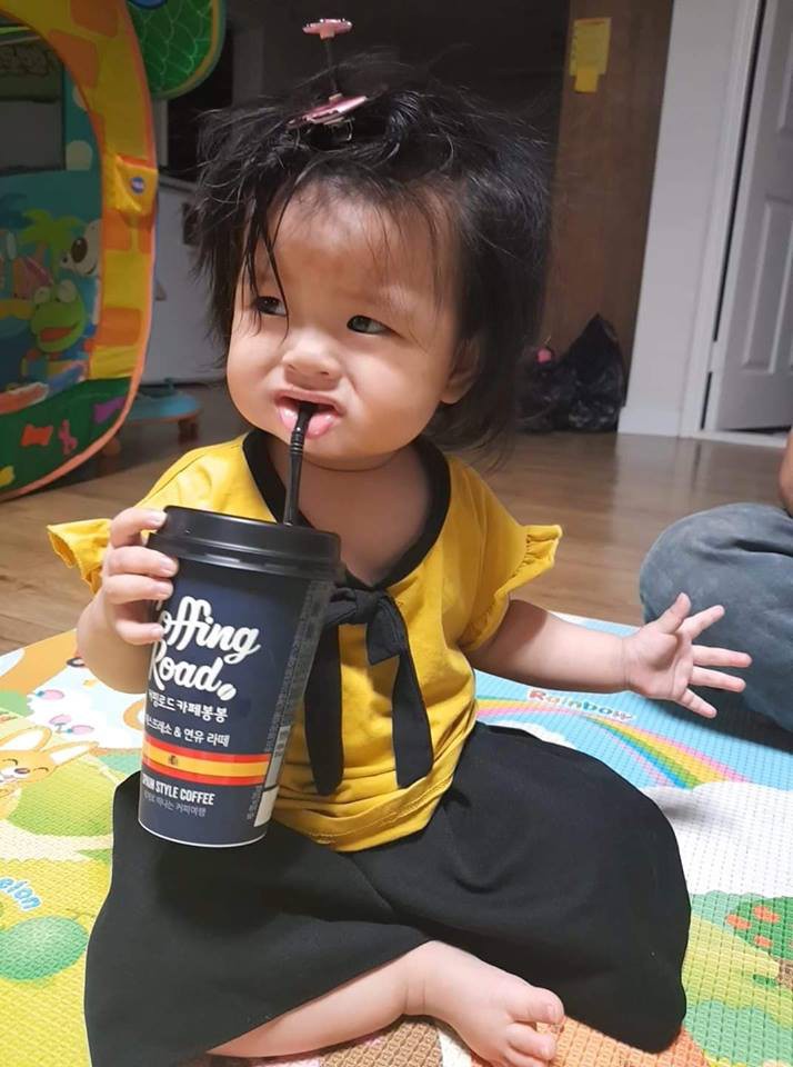 Bị bố mẹ đem ra làm trò giải trí, biểu cảm ngơ ngác của bé gái dễ thương khiến dân mạng cười nghiêng ngả Bị bố mẹ đem ra làm trò giải trí, biểu cảm ngơ ngác của bé gái dễ thương khiến dân mạng cười nghiêng ngả
