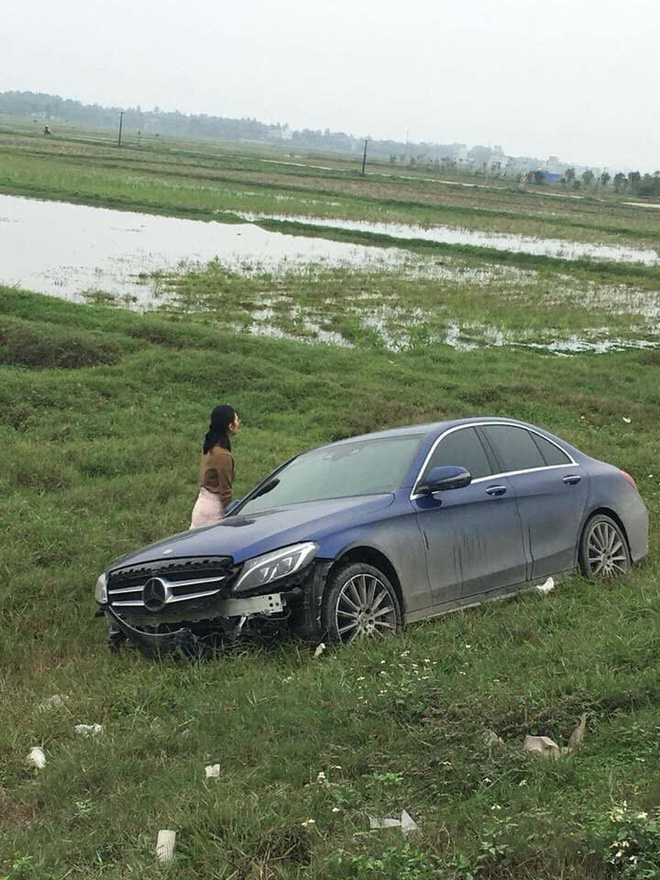 Ô tô lao xuống bãi cỏ, nữ tài xế đứng ngay cạnh và chi tiết ở đầu xe nói lên tất cả