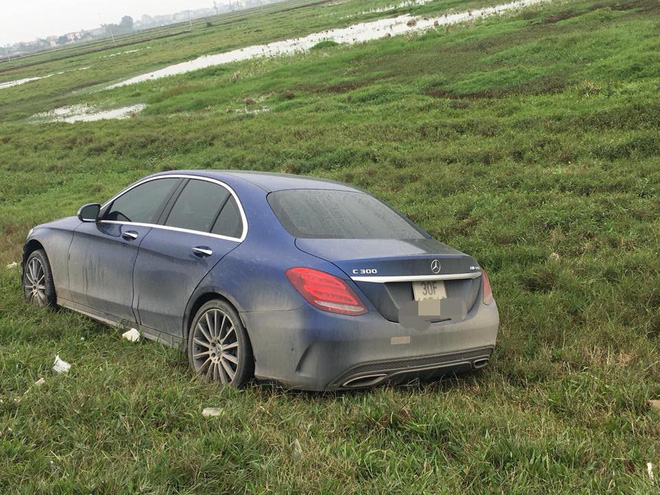 Ô tô lao xuống bãi cỏ, nữ tài xế đứng ngay cạnh và chi tiết ở đầu xe nói lên tất cả