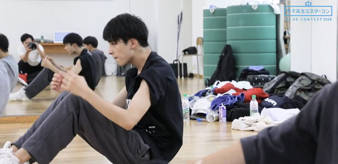 Từng bị bắt nạt vì ngoại hình nổi bật, cậu bạn 18 tuổi bật khóc sau khi đăng quang Nam sinh đẹp trai nhất Nhật Bản