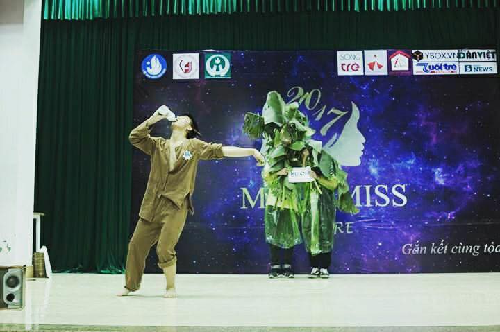 Góc hài hước: Diễn kịch chỉ đóng vai cây cối, đồ vật đứng bất động từ đầu đến cuối nhưng lại chiếm hết spotlight của nhân vật chính vì quá đáng yêu