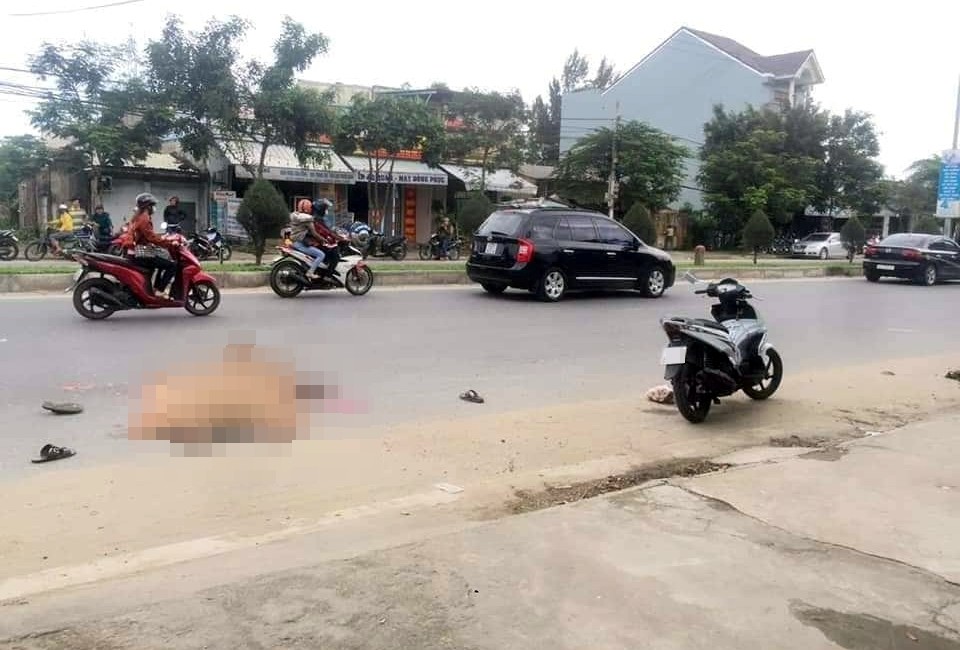 Xe máy va chạm xe tải, người phụ nữ chết thảm