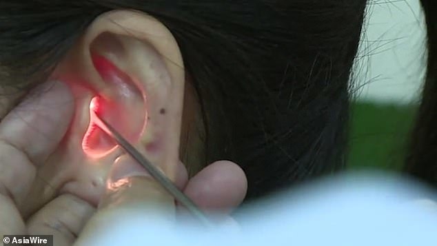 Sau một đêm, cô gái trẻ đột ngột không thể nghe được giọng đàn ông