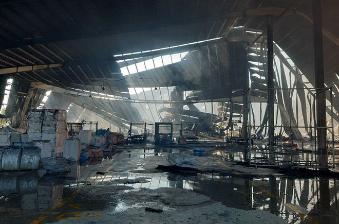 Công ty gỗ ở Bình Dương cháy dữ dội suốt 2 giờ