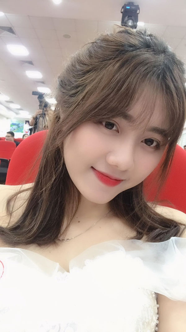 Từ cô gái mặc áo dài xinh xắn gây bão mạng đến á khôi ĐH Hutech