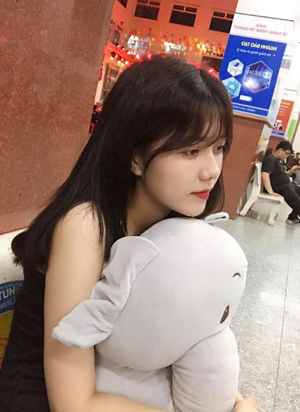 Từ cô gái mặc áo dài xinh xắn gây bão mạng đến á khôi ĐH Hutech