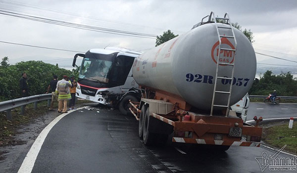 Xe bồn tông xe khách, cấm phương tiện qua đèo Hải Vân