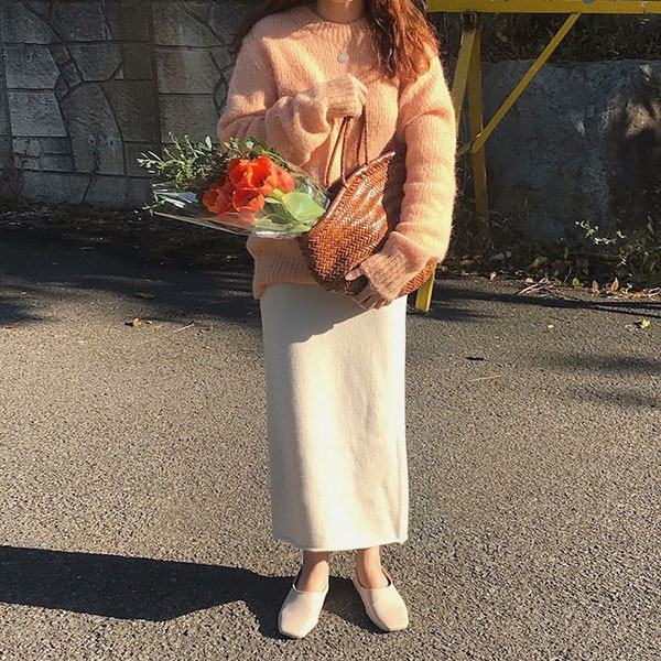 Muốn hoàn thiện vẻ ngoài nhanh nhất, nàng công sở sẽ cần set áo len + chân váy suông đang hot rần rần này Muốn hoàn thiện vẻ ngoài nhanh nhất, nàng công sở sẽ cần set áo len + chân váy suông đang hot rần rần này