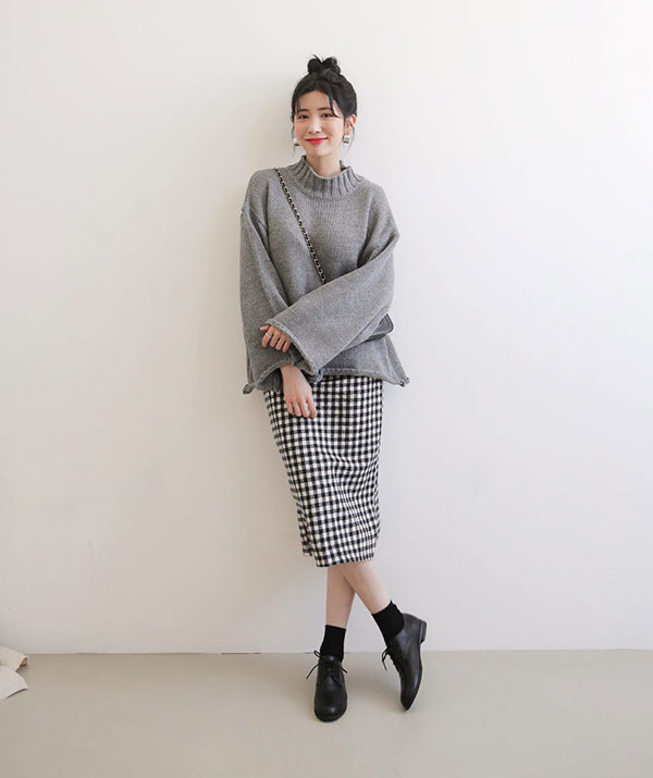 Muốn hoàn thiện vẻ ngoài nhanh nhất, nàng công sở sẽ cần set áo len + chân váy suông đang hot rần rần này Muốn hoàn thiện vẻ ngoài nhanh nhất, nàng công sở sẽ cần set áo len + chân váy suông đang hot rần rần này