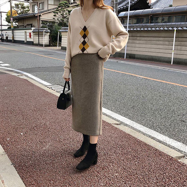 Muốn hoàn thiện vẻ ngoài nhanh nhất, nàng công sở sẽ cần set áo len + chân váy suông đang hot rần rần này Muốn hoàn thiện vẻ ngoài nhanh nhất, nàng công sở sẽ cần set áo len + chân váy suông đang hot rần rần này