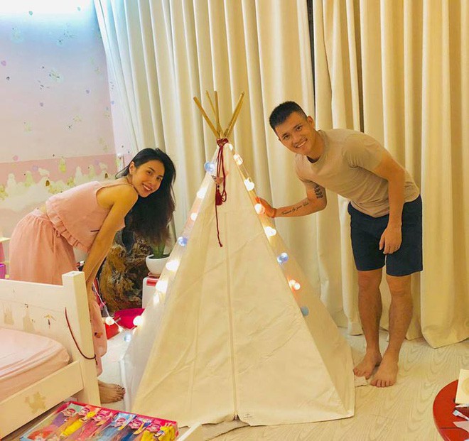 Thủy Tiên lần đầu đăng ảnh chính diện con gái nhưng vẫn che nửa mặt, nhất quyết không công khai