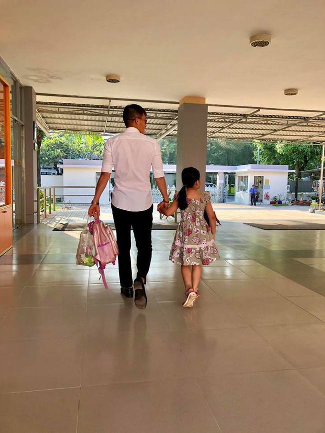 Thủy Tiên lần đầu đăng ảnh chính diện con gái nhưng vẫn che nửa mặt, nhất quyết không công khai