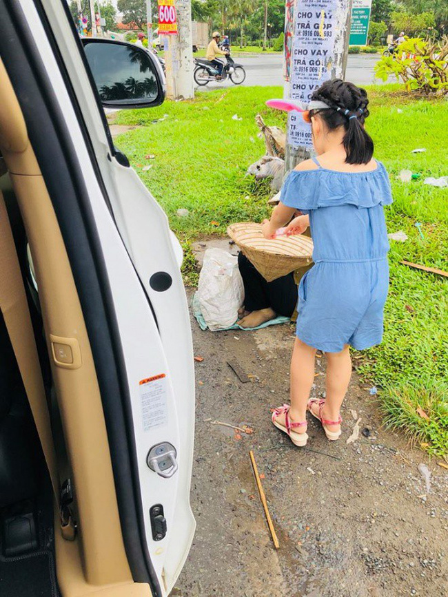 Thủy Tiên lần đầu đăng ảnh chính diện con gái nhưng vẫn che nửa mặt, nhất quyết không công khai