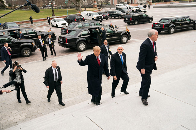 TT Trump đập bàn, bỏ về trong cuộc gặp với phe Dân chủ