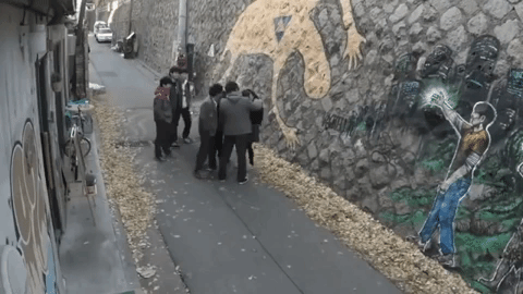 Thấy nữ sinh đi 1 mình, 6 nam sinh xúm vào trêu ghẹo rồi hối không kịp