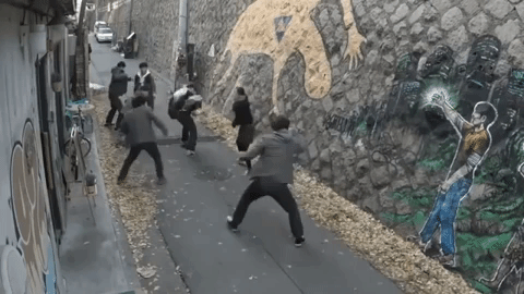 Thấy nữ sinh đi 1 mình, 6 nam sinh xúm vào trêu ghẹo rồi hối không kịp