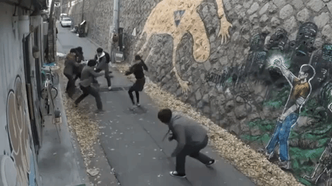 Thấy nữ sinh đi 1 mình, 6 nam sinh xúm vào trêu ghẹo rồi hối không kịp