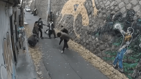 Thấy nữ sinh đi 1 mình, 6 nam sinh xúm vào trêu ghẹo rồi hối không kịp