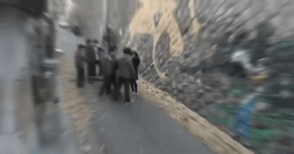 Thấy nữ sinh đi 1 mình, 6 nam sinh xúm vào trêu ghẹo rồi hối không kịp