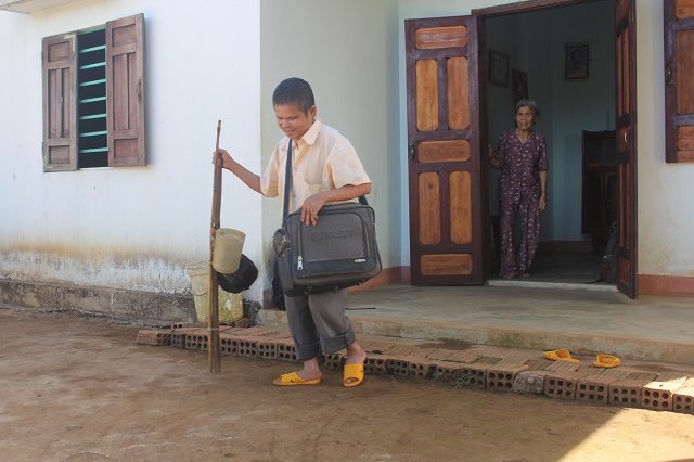 Người đàn ông mù đi ăn xin nuôi mẹ già bị ung thư