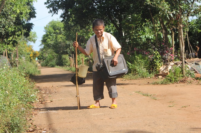 Người đàn ông mù đi ăn xin nuôi mẹ già bị ung thư