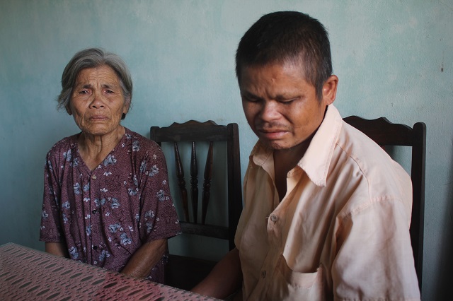 Người đàn ông mù đi ăn xin nuôi mẹ già bị ung thư