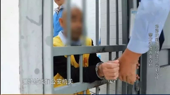 Bị bắt cóc sau khi bố mẹ bị giết hại dã man, cậu bé sống trong vòng tay của kẻ thù 17 năm và xem hắn như cha đẻ