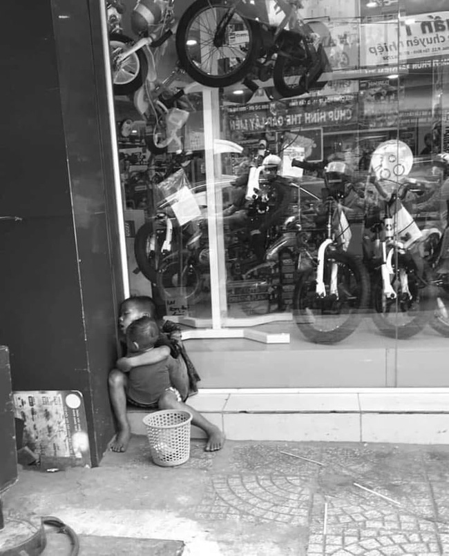 Câu chuyện sau bức ảnh hai đứa trẻ lem luốc, ôm nhau ngủ trên vỉa hè giáp Tết làm trái tim người mẹ nhói đau