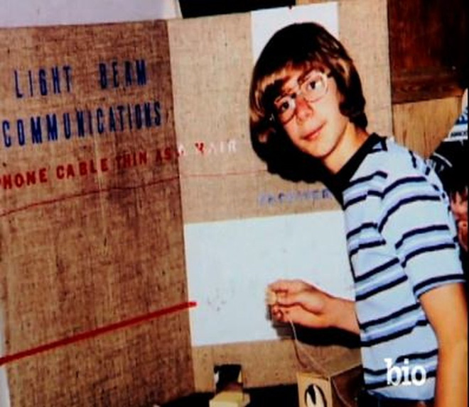 Tuổi thơ dữ dội của Jeff Bezos: Họ Bezos là của cha dượng, cha đẻ biệt tích mấy chục năm mới gặp lại