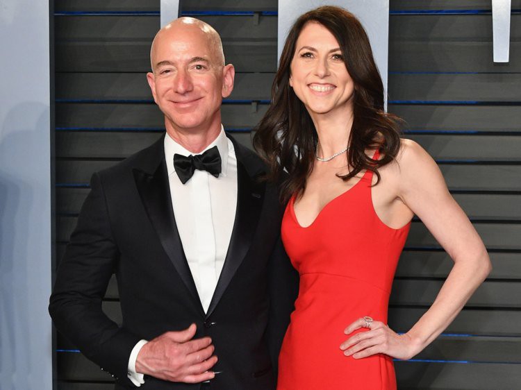 Tuổi thơ dữ dội của Jeff Bezos: Họ Bezos là của cha dượng, cha đẻ biệt tích mấy chục năm mới gặp lại