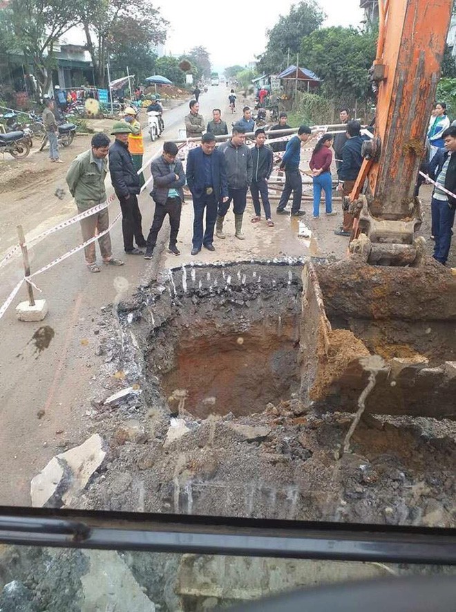 Thực hư thông tin hố tử thần sâu gần 10 mét xuất hiện giữa quốc lộ, bên trong có vàng