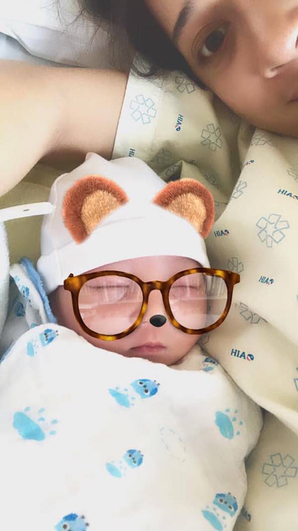 Em ruột Nhã Phương sinh con đầu lòng, ông xã đứng ngoài cửa khóc