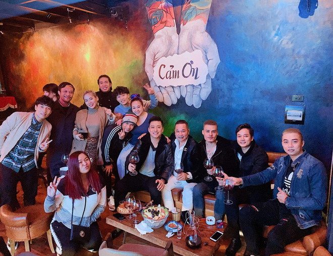 Hoa Vinh đến nhà Tuấn Hưng sau vụ chế lời tục tĩu, fan nói không xứng