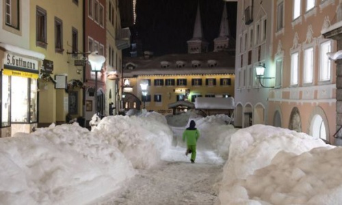 Tuyết dày kỷ lục làm tê liệt châu Âu