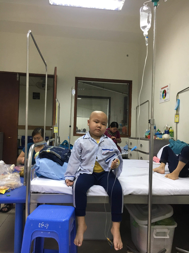 Câu hỏi của con trai 7 tuổi mắc bệnh ung thư máu khiến người mẹ khóc nghẹn: Nếu bán nhà thì mẹ con mình ở đâu hả mẹ?