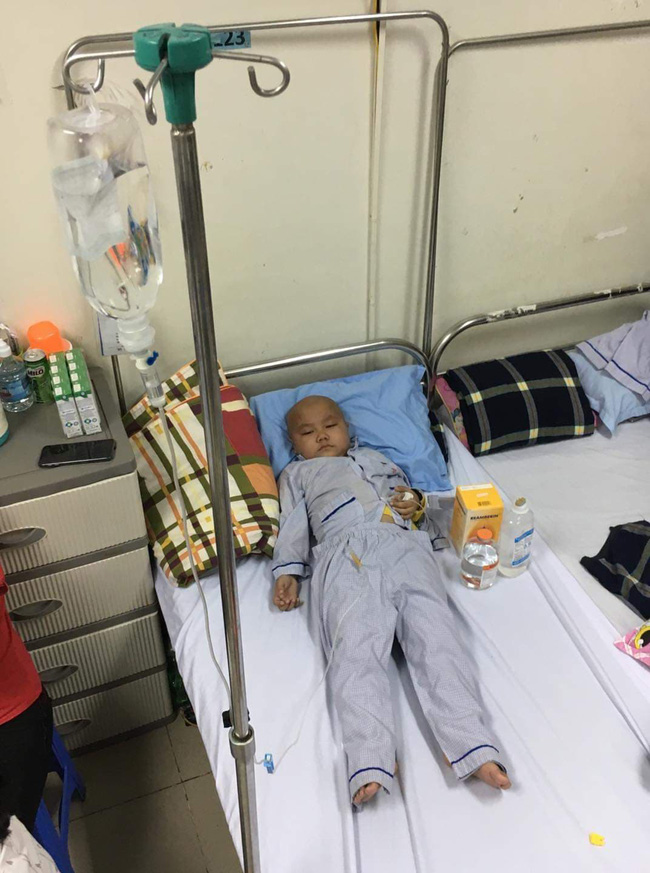 Câu hỏi của con trai 7 tuổi mắc bệnh ung thư máu khiến người mẹ khóc nghẹn: Nếu bán nhà thì mẹ con mình ở đâu hả mẹ?