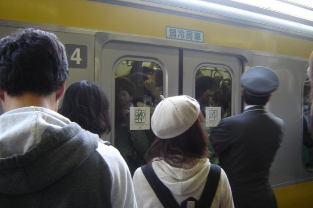 Hành khách ra vào Tokyo mỗi ngày đông hơn cả đội quân xâm lược hung hãn nhất lịch sử Hành khách ra vào Tokyo mỗi ngày đông hơn cả đội quân xâm lược hung hãn nhất lịch sử