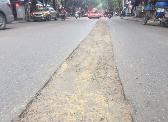 Đường ở Hà Nội bị đào xới gây tai nạn, thanh tra giao thông nói gì?