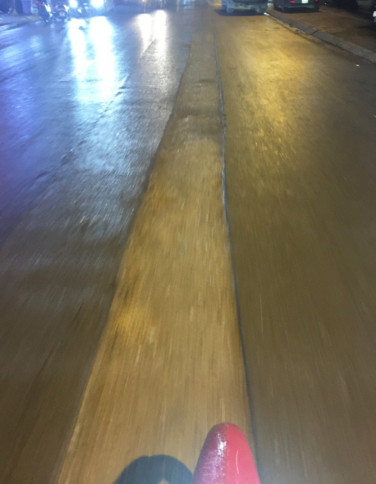 Đường ở Hà Nội bị đào xới gây tai nạn, thanh tra giao thông nói gì?