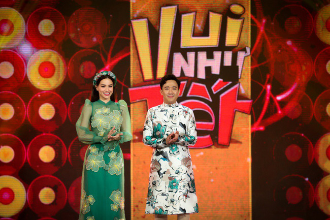 Bộ đôi Hồ Ngọc Hà - Trấn Thành trở lại, mặc áo dài rực rỡ dẫn chương trình Tết Bộ đôi Hồ Ngọc Hà - Trấn Thành trở lại, mặc áo dài rực rỡ dẫn chương trình Tết
