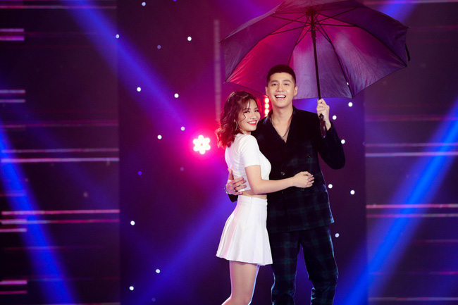 Bộ đôi Hồ Ngọc Hà - Trấn Thành trở lại, mặc áo dài rực rỡ dẫn chương trình Tết