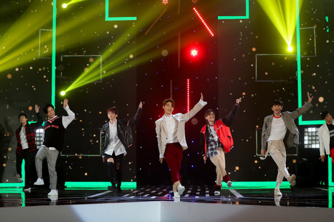 Bộ đôi Hồ Ngọc Hà - Trấn Thành trở lại, mặc áo dài rực rỡ dẫn chương trình Tết